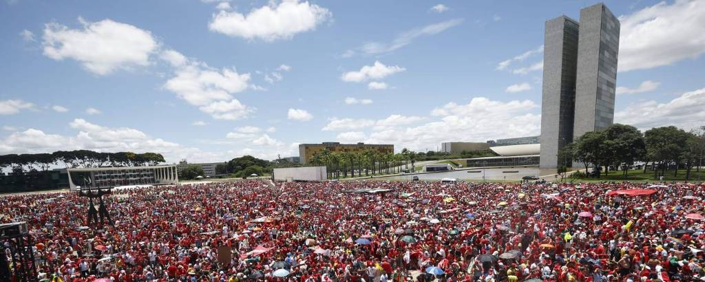 Apoiadores do presidente Lula aguardam a cerimônia de posse na Praça dos Três Poderes