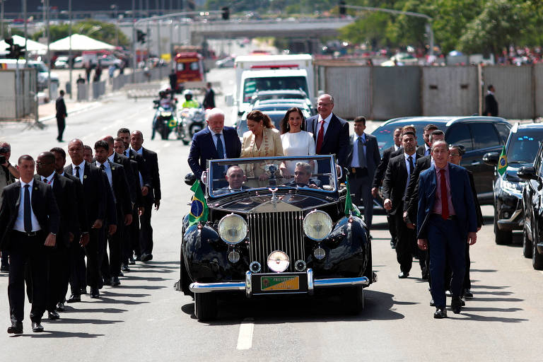 Lula desfila em carro aberto, sobe rampa do Congresso e é empossado na Presidência