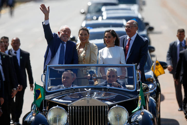 O presidente Luiz Inácio Lula da Silva, acompanhado da primeira-dama, Janja da Silva, do vice, Geraldo Alckmin, e da mulher dele, Lu Alckmin, acena para o público durante desfile em carro aberto, em Brasília