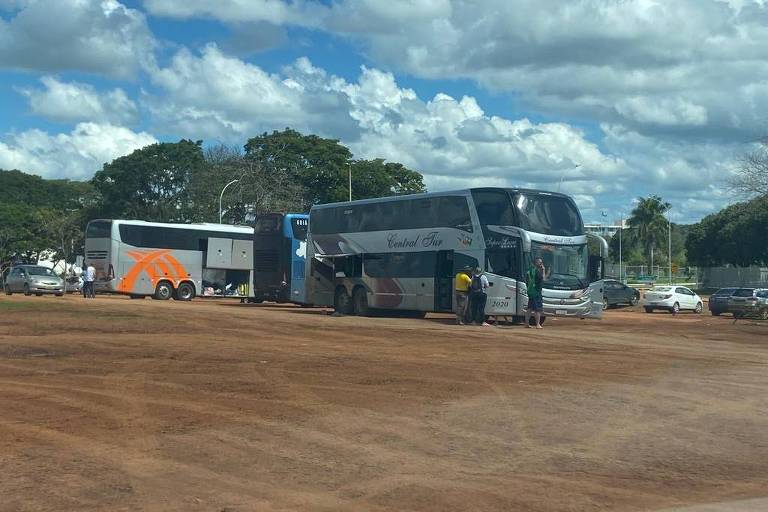 Um ônibus estacionado em uma área aberta, perto do quartel-general do Exército em Brasília.