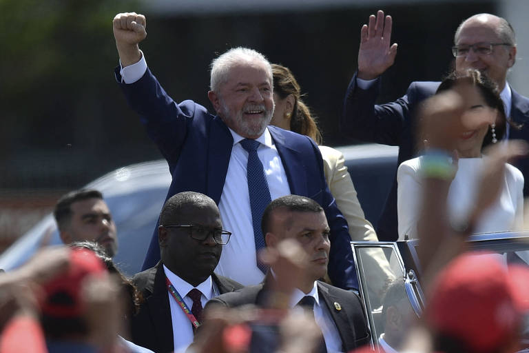 O presidente Lula em carro aberto na Esplanada
