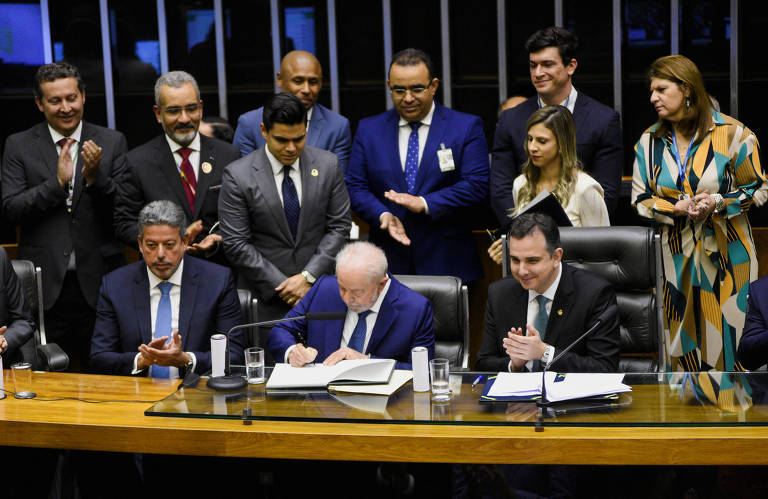 O presidente Lula ao lado de Arthur Lira (esq.) e Rodrigo Pacheco (dir.)
