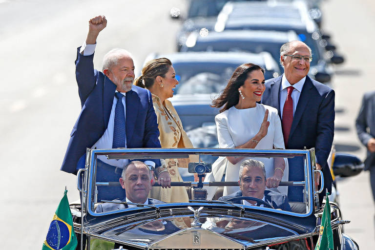 Lula, a primeira-dama Janja, Lu e Geraldo Alckmin no Rolls-Royce presidencial