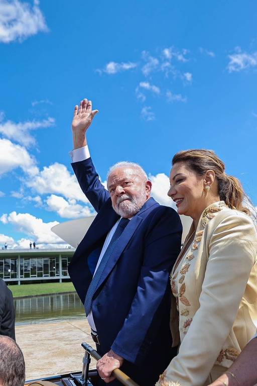 Presidente eleito Lula chega ao lado de Janja, Geraldo Alckmin, Lu Alckmin para a cerimônia de posse na Praça dos Três Poderes.