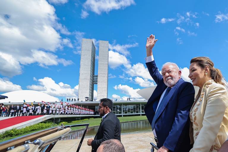 Presidente eleito Lula chega ao lado de Janja, Geraldo Alckmin, Lu Alckmin para a cerimônia de posse na Praça dos Três Poderes