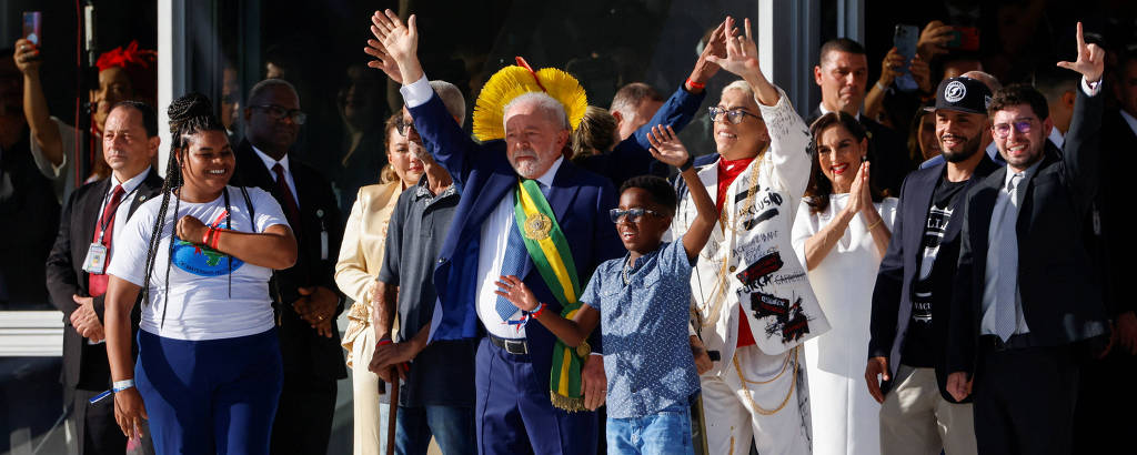 Lula e representantes do país no alto da rampa
