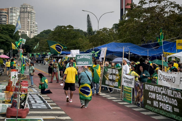 Movimentação de bolsonaristas em frente ao comando militar do Sudeste, no Ibirapuera, durante a posse do presidente Lula