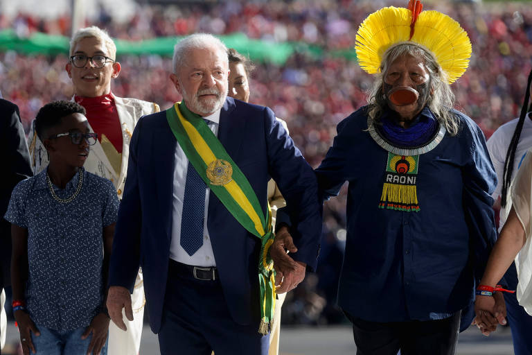 O presidente Lula e representantes da população na rampa no Palácio do Planalto