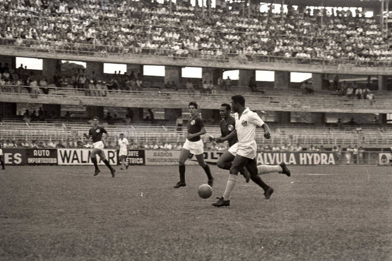 Pelé em lance da partida Santos x Juventus, em 1964