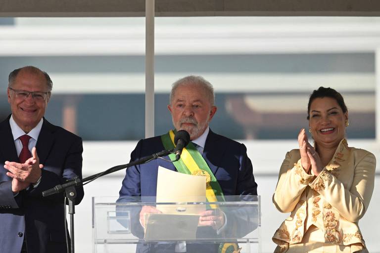 O presidente Lula discursa no Palácio do Planalto ao lado de Janja, Geraldo Alckmin (PSB) e Lu Alckmin
