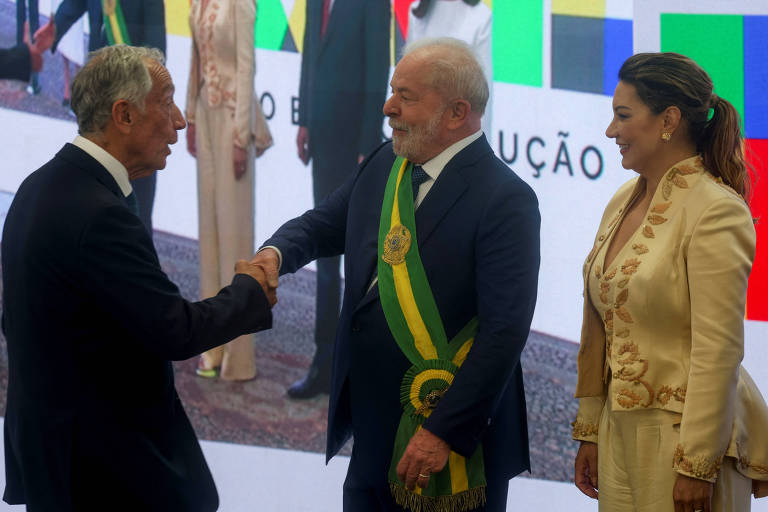 O presidente de Portugal, Marcelo Rebelo de Sousa, cumprimenta o presidente Luiz Inácio Lula da Silva (PT) na cerimônia de posse do petista no Palácio do Planalto,em Brasília