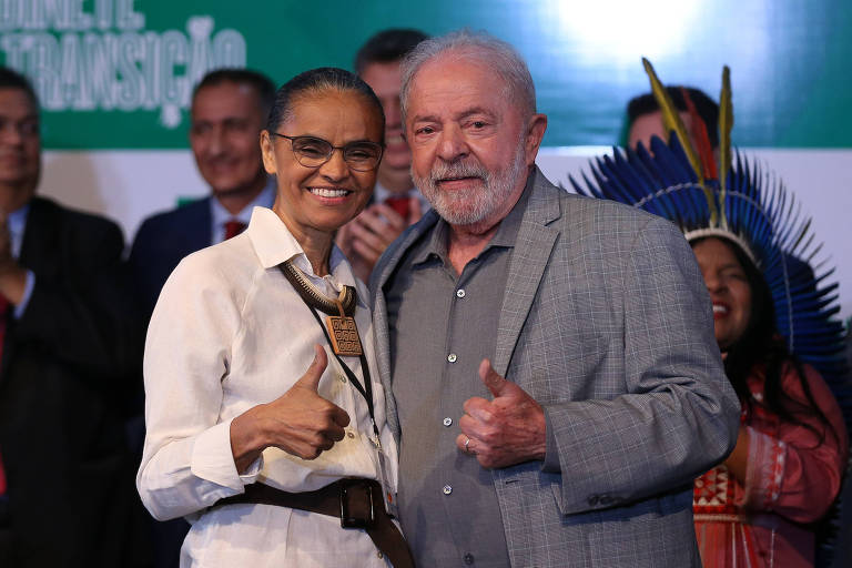 Marina Silva (esq.) e Lula durante anúncio oficial de ministros do governo