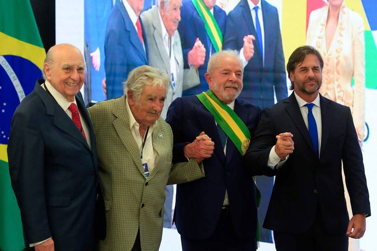 Da esq. para a dir., os ex-presidentes do Uruguai Julio Maria Sanguinetti e José 'Pepe' Mujica, o presidente Lula e o atual líder do Uruguai, Luis Lacalle Pou, na posse do petista, em Brasília