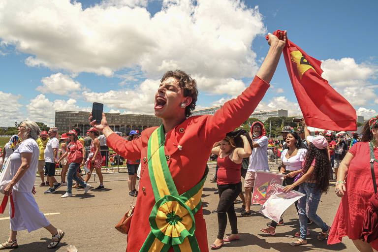Apoiador "vestido de Dilma Houssef" na festa para posse na Esplanada