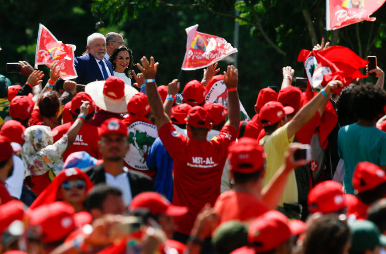 O presidente Luiz Inácio Lula da Silva, acompanhado da primeira dama Janja da Silva, do vice presidente Geraldo Alckmin e de sua esposa Lu Alckmin, durante o desfile em carro aberto da posse, que se inicia na Catedral Metropolitana de Brasília e vai até o Congresso Nacional
