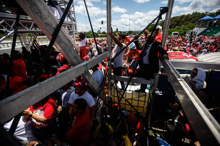 Apoiadores sobem em estruturas metálicas para assistir a posse na Praça dos Três Poderes 