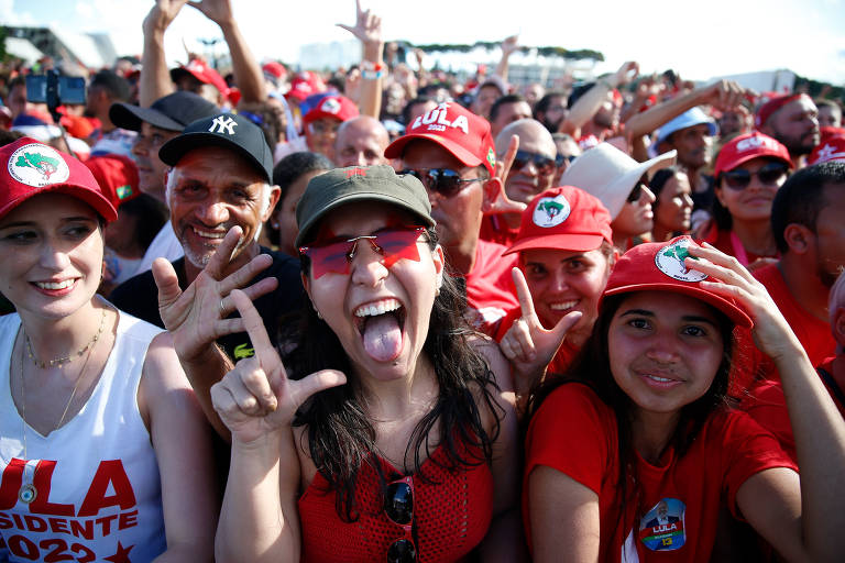 Apoiadores do presidente Lula acompanham a posse na Praça do Três Poderes
