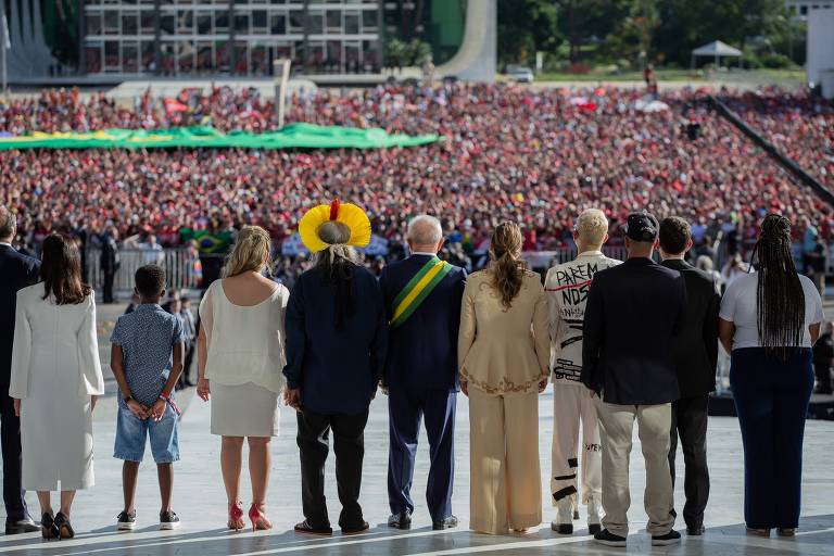 Lula recebe a faixa de representantes do povo brasileiro acompanhado do vice-presidente Geraldo Alckmin, da primeira dama Janja e Lu Alckmin