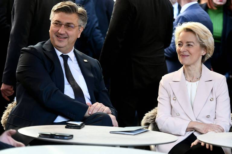 O primeiro-ministro da Croácia, Andrej Plenkovic, e a presidente da Comissão Europeia, Ursula von der Leyen, em café na capital Zagreb