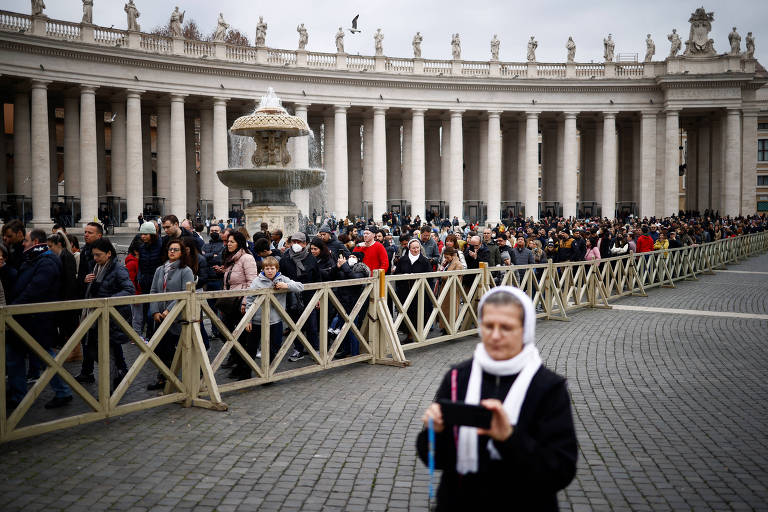 Fiéis em fila na parte externa da Basílica de São Pedro para o velório de Bento 16, no Vaticano