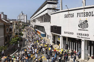 Velorio Pele: Publico aguarda abertura dos portoes para inicio do velorio do Pele no Estadio da Vila Belmiro