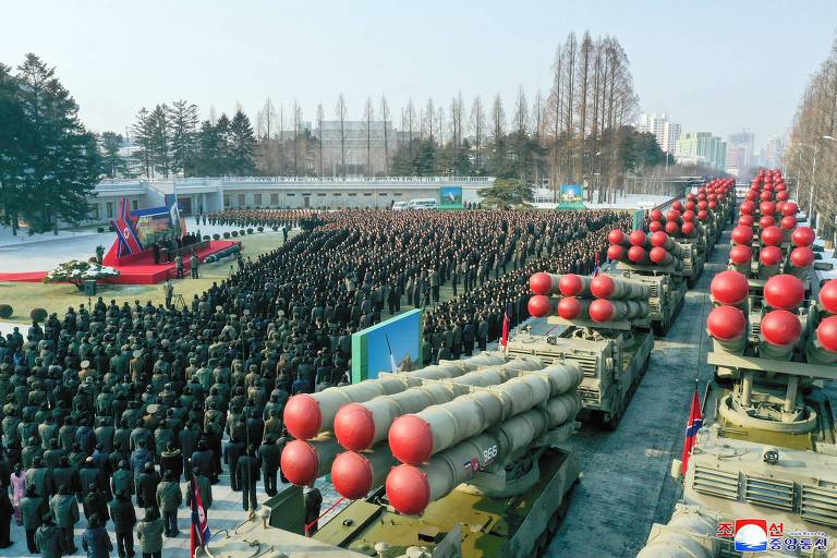 Em cerimônia presidida por Kim Jong-un, lançadores múltiplos de foguetes de 600 mm são apresentados no Comitê Central do Partido dos Trabalhadores da Coreia, em Pyongyang