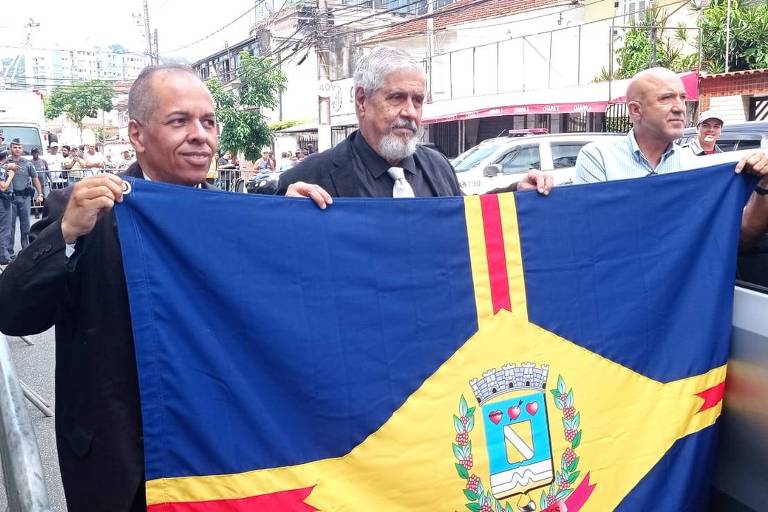 José Roberto de Paiva Gomes (PSD), Prefeito de Três Corações, chega à Vila Belmiro para o velório do Pelé