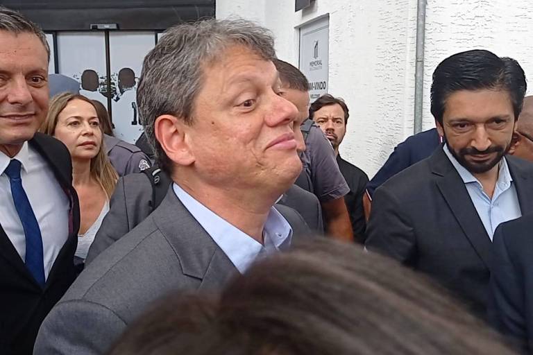 O governador de São Paulo, Tarcísio de Freitas chega a Vila Belmiro para o velório do Pelé. 
