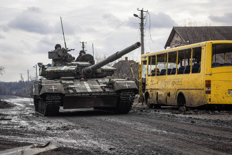Tanque ucraniano em Torske, vila na região de Donetsk