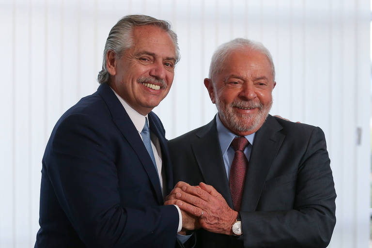 O presidente Luiz Inácio Lula da Silva recebe o seu colega argentino, Alberto Fernández, em reunião no Palácio do Itamaraty. A foto mostra os dois homens em pé e apertando as mãos