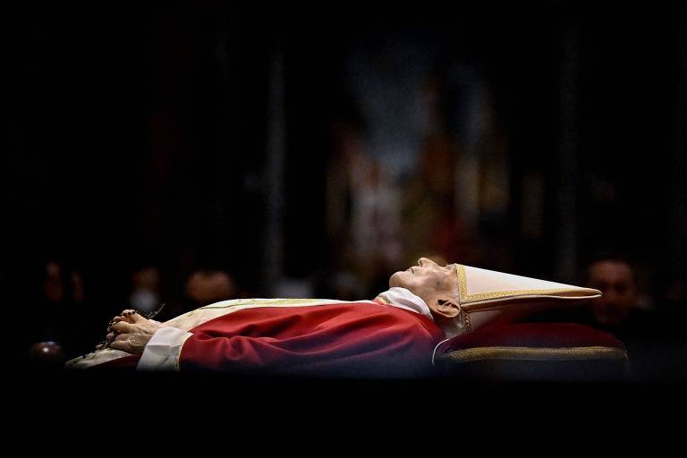 O corpo do papa emérito Bento 16 no interior da Basílica de São Pedro, no Vaticano