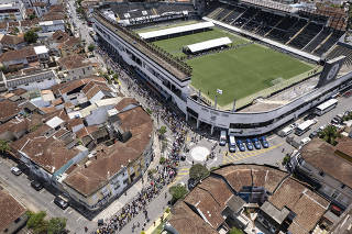 Velorio Pele: Publico faz fila no entorno do Estadio da Vila Belmiro para se despedir de Pele