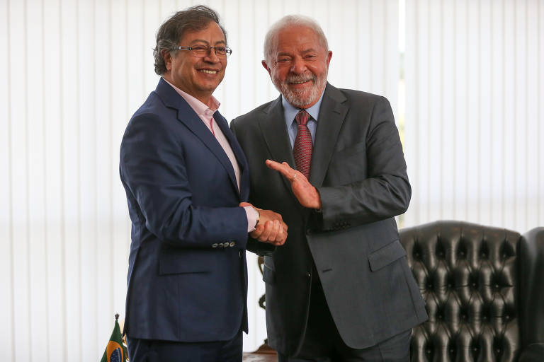 O presidente Lula, à dir., recebe o líder da Colômbia, Gustavo Petro, em encontro bilateral no gabinete do Palácio do Itamaraty, em Brasília