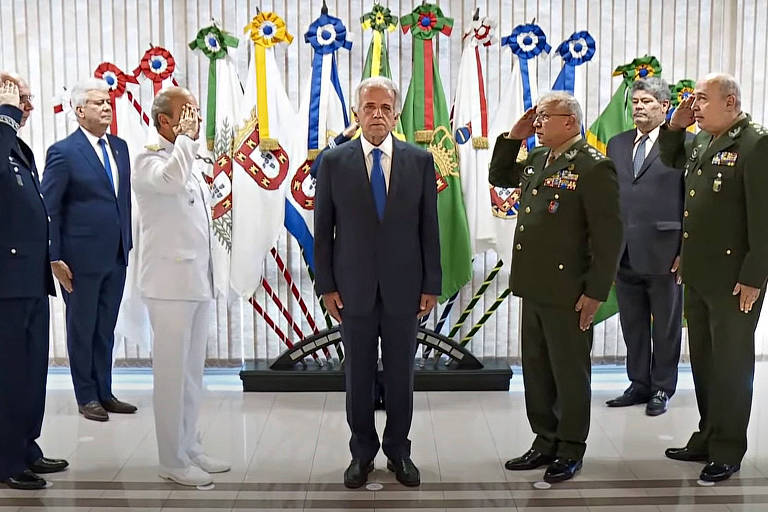 Múcio é saudado pelos comandantes militares durante sua posse no Ministério da Defesa