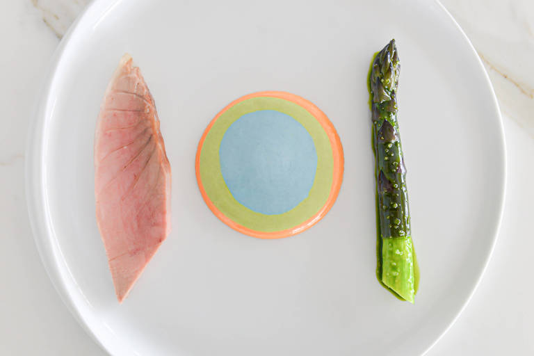 Ao centro de um prato é visto um creme azul, feito de algas, servido no restaurante Ceto, instalado em um hotel na Riviera Francesa, que tem menu assinado por Mauro Colagreco
