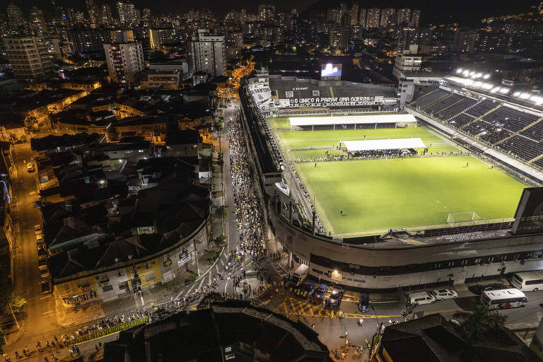 De noite, fãs continuam em longa fila para entrar na Vila Belmiro e se despedir de Pelé, em Santos