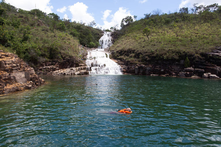 A foto mostra uma cachoeira na região do Lago de Furnas, onde estradas estaduais foram leiloadas pelo governo do estado.