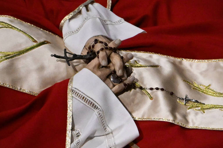 Corpo de Bento 16 é velado no Vaticano