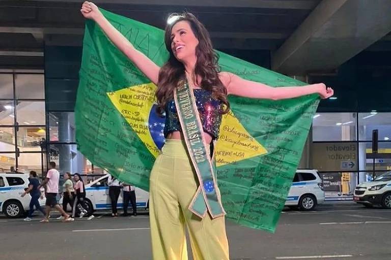 Miss Brasil 2022, Mia Mamede, embarca no aeroporto de Guarulhos (SP) rumo aos EUA, onde vai disputar o Miss Universo