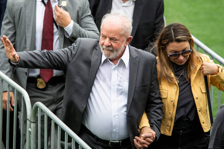 Lula vai a velório de Pelé, participa de cerimônia religiosa e deixa a Vila após 15 minutos