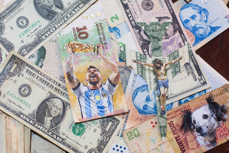 Bolo de notas de dólar e uma de peso argentino, pintada com Lionel Messi segurando a taça da Copa do Mundo