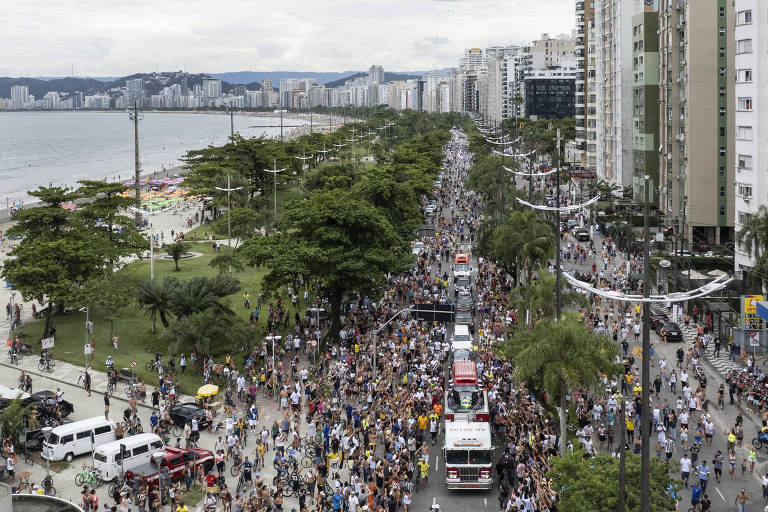 Pelé é sepultado em Santos após multidão se despedir em cortejo e velório