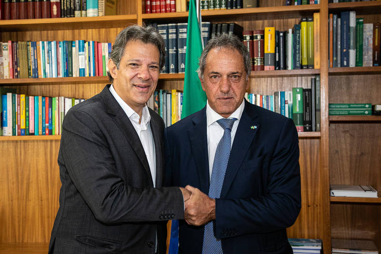 O ministro da Fazenda, Fernando Haddad, cumprimenta o embaixador da Argentina no Brasil, Daniel Scioli