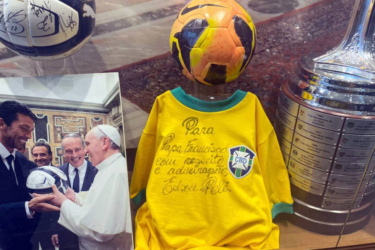Foto de Pelé com o Papa Francisco e ainda camisa da seleção brasileira que o Rei do Futebol presenteou o Sumo Pontífice, expostas no Museu do Vaticano