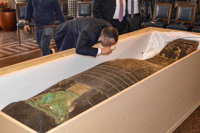 Mostafa Waziri, chefe do Conselho Supremo de Antiguidades do Egito, inspeciona no Cairo o sarcófago devolvido dos EUA para o país