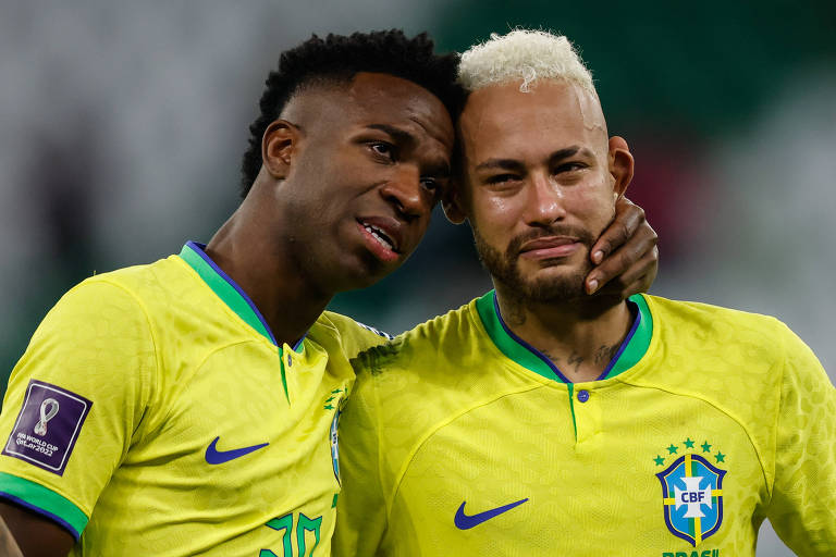 Os atacantes Vini Jr e Neymar choram após a seleção brasileira ser eliminada da Copa do Mundo do Qatar ao final da partida contra a Croácia no Education City Stadium.