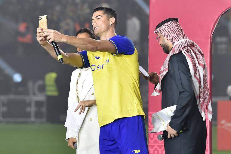 Cristiano Ronaldo faz uma selfie ao ser apresentado como jogador do Al Nassr, da Arábia Saudita