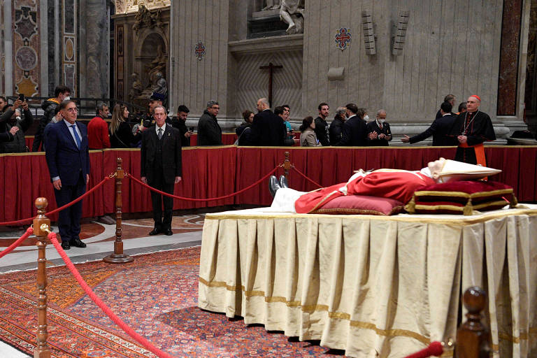 Corpo do papa emérito Bento 16 exposto na Basílica de São Pedro, no Vaticano 