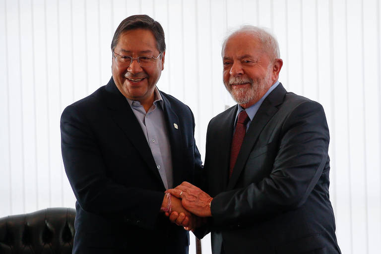 O presidente da Bolívia, Luis Arce, e Lula cumprimentam-se no Itamaraty
