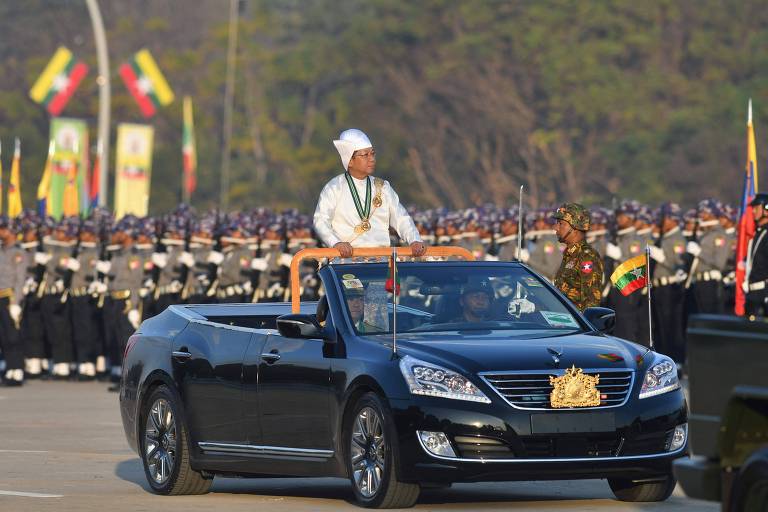 À frente da junta militar que governa Mianmar, o general Min Aung Hlaing desfila durante as comemorações do dia de independência do país, em Naypyidaw